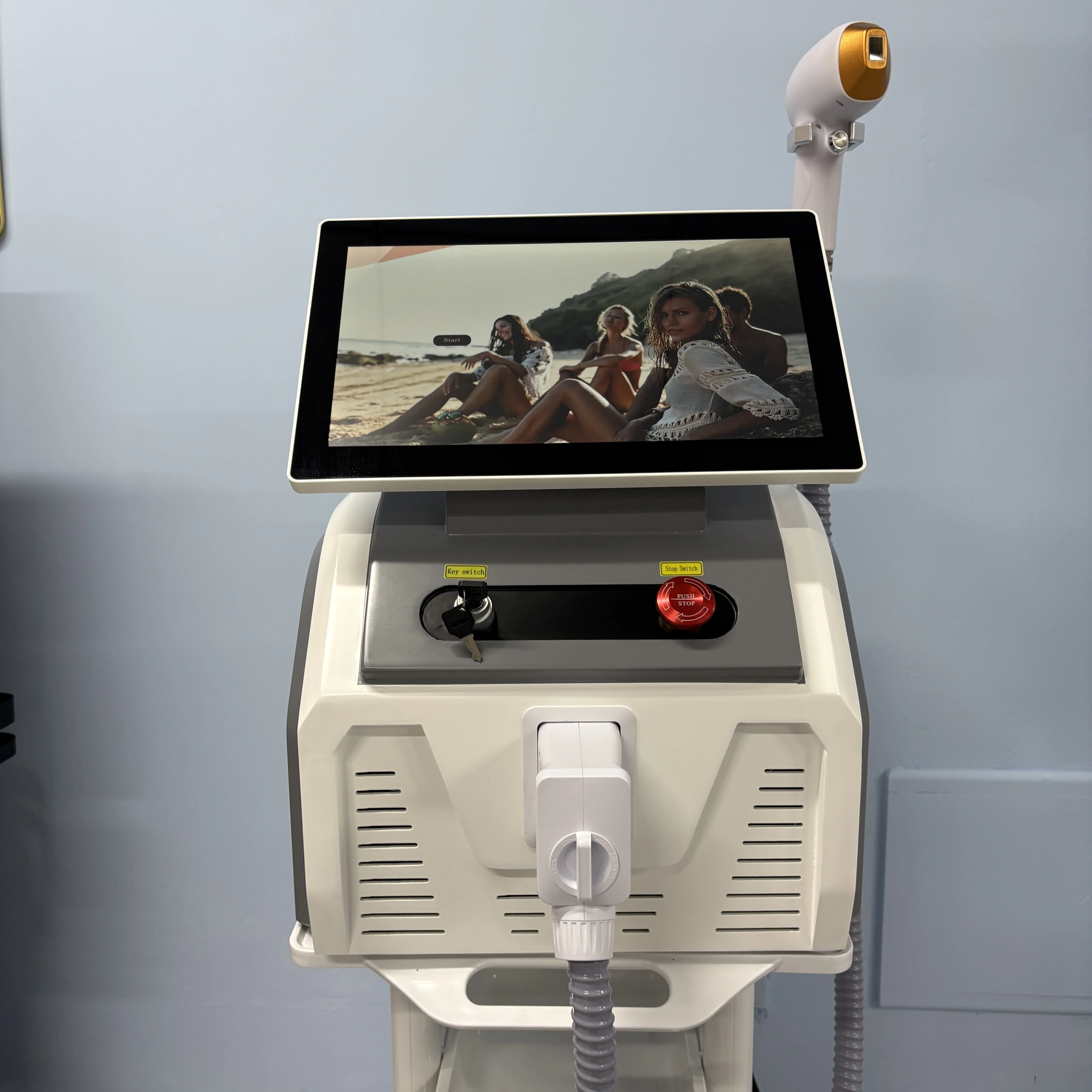 

Профессиональный диодный ледяной титановый лазер для удаления волос на теле, 3 длины волны 755/808/1064 нм, удаление волос на лице для салонного эпилятора