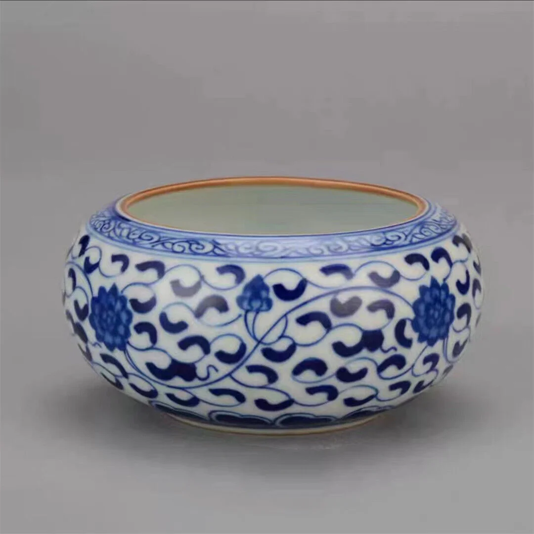 Exquisite Chinese porcelain Blue and white porcelain pot with Lotus pattern