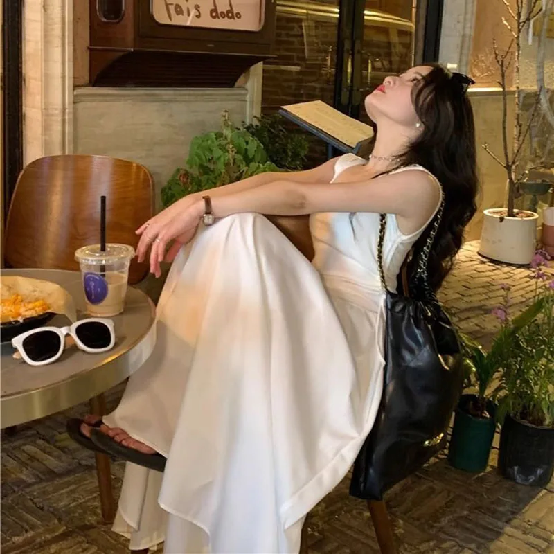 فستان بحمالات بيضاء على الطراز الفرنسي للنساء كوري أنيق برباط عالي الخصر فساتين طويلة صيفية بدون أكمام وياقة مربعة