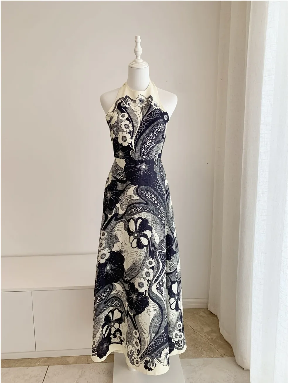 Damen trägerloses, mit Blumenmuster bedrucktes Neckholder-Sexy, rückenfreies, langes Leinenkleid