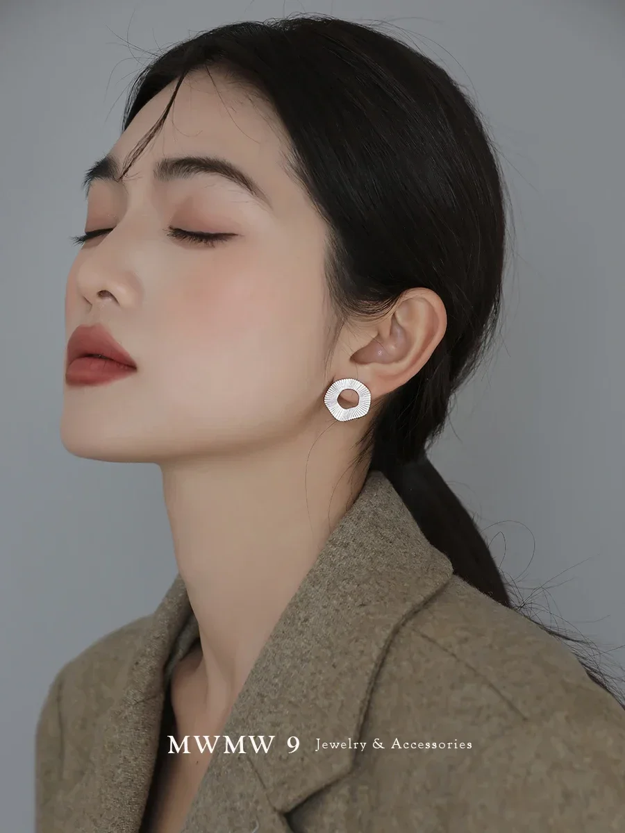 

CHOZON Summer Limited Edition 925 Sterling Silver Hand-made Luxury High-grade Sense of Indifference Wind Irregular Fold Earrings