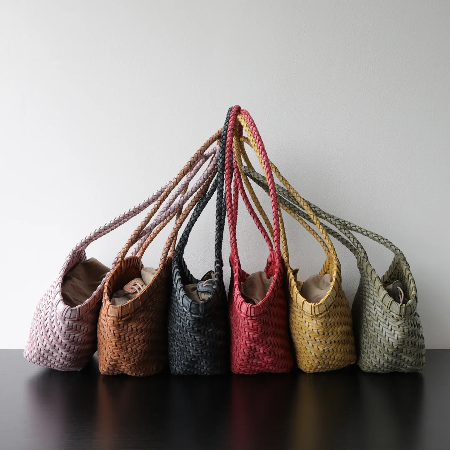 Designer luxury women's bag hand-woven vegetable-tanned leather tote bag shell-shaped holiday-style real leather shoulder bag view 3