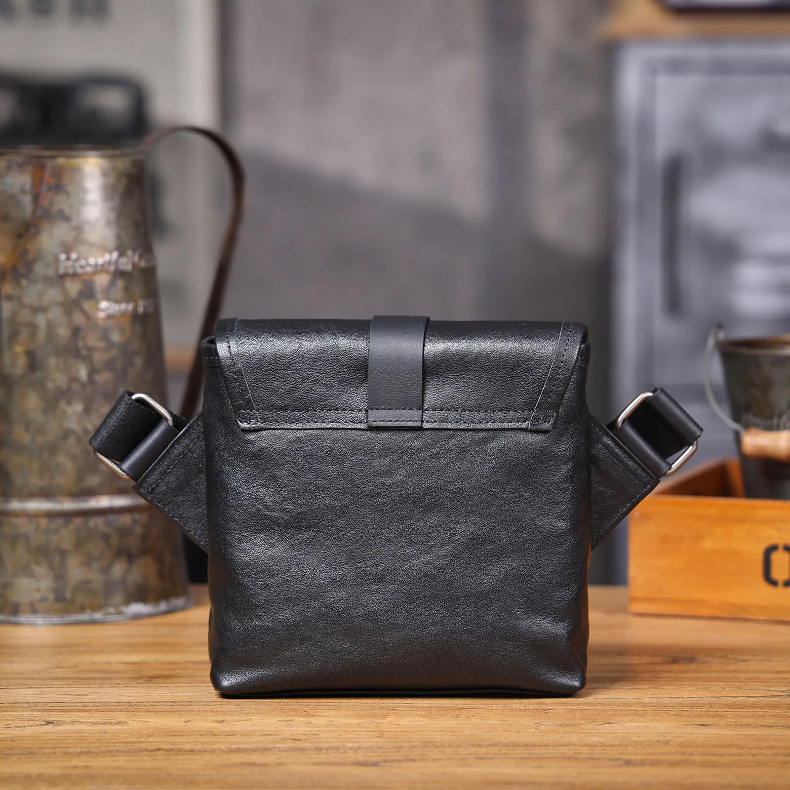 S.WORKER Modische Echtleder-Umhängetasche für Herren, Vollnarbig, Trendige Casual-Crossbody-Tasche, Mini-Umhängetasche für Handy und Schlüssel – Detail 9