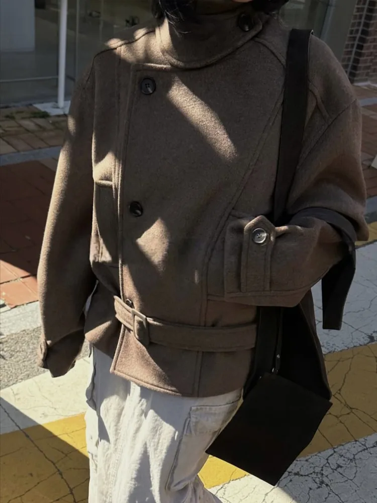 เสื้อโค้ทฤดูหนาวสไตล์เรโทรสำหรับผู้หญิง คอตั้ง ติดกระดุมแบบไม่สมมาตร ผ้าทวีด แจ็คเก็ตอเนกประสงค์สำหรับใส่ทำงานหรือใส่เป็นเสื้อตัวใน ทรงปกติ