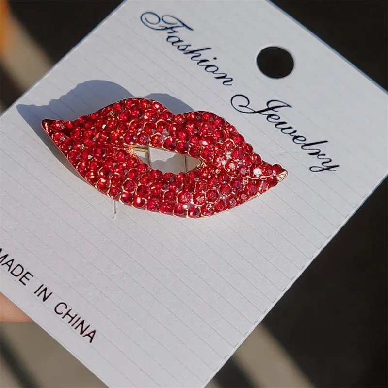 Fashion Red Lips Full of Rhinestone Brooches for Women Creative Crystal Sexy Mouth Pins Party Wedding Jewelry Accessories Gift