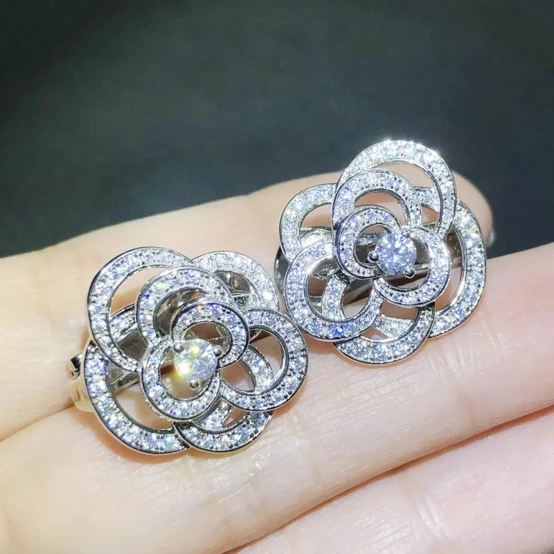 Huitan Ästhetische Kristall-Blumen-Design-Ohrstecker für Frauen, romantische Braut- und Hochzeitsohrringe, funkelnder CZ-Statement-Schmuck