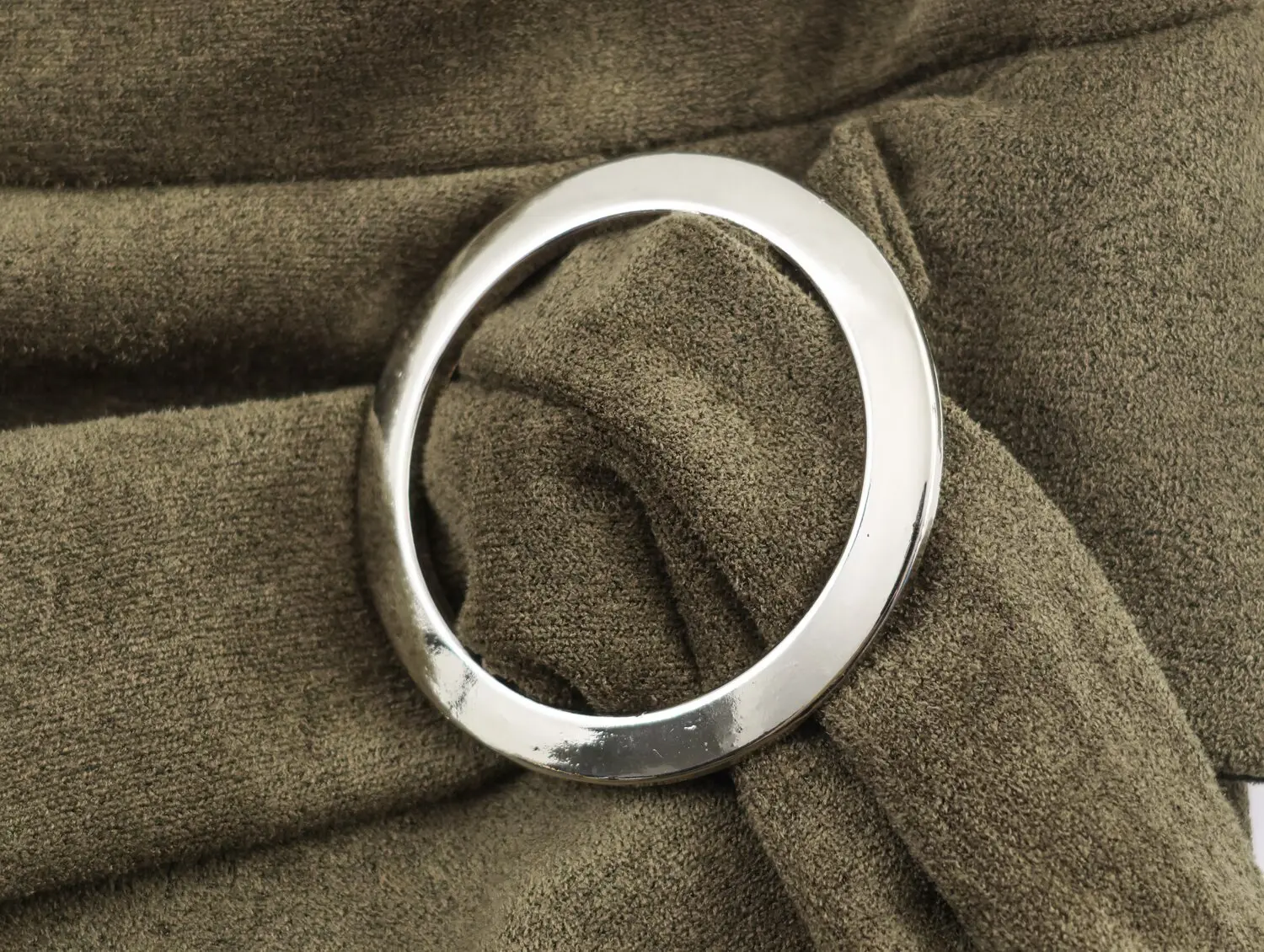 KONDALA 2025 الخريف الجلد المدبوغ الجيش الأخضر النساء فساتين غير المتماثلة أكمام فستان طويل غير المتماثلة مطوي موضة فساتين الإناث