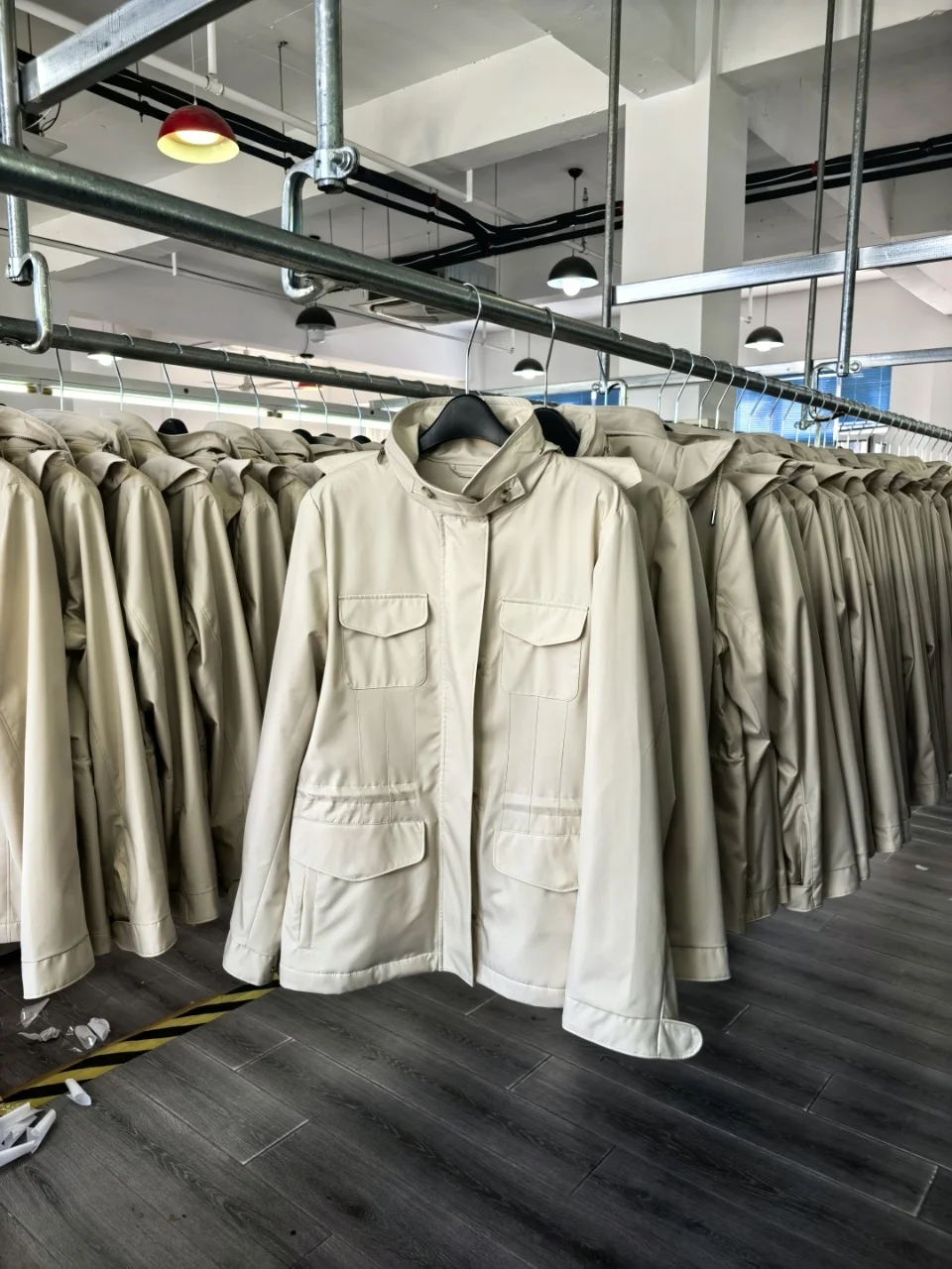 2026 Frühherbst Neue Klassische Reise-Windjacke mit Kapuze für Damen