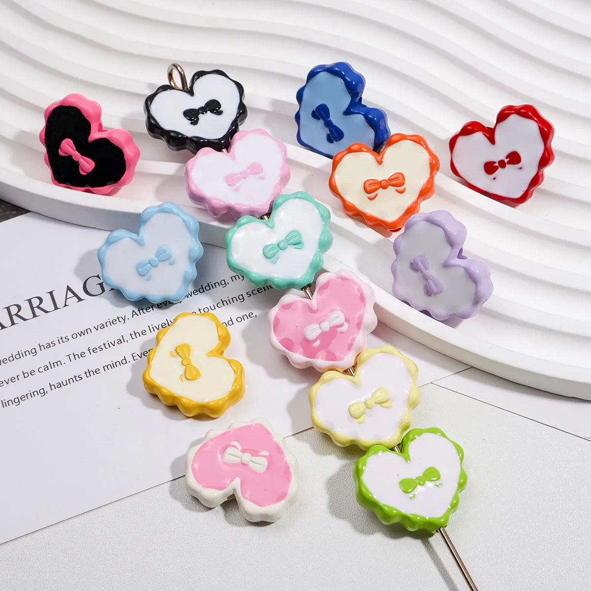 

Fresh New Oil Drop Ribbon Tie Bow Decorated Oil Drop Style Resin Acrylic Plastic Love Heart Beads Fit Ornaments 80pcs 28*24mm