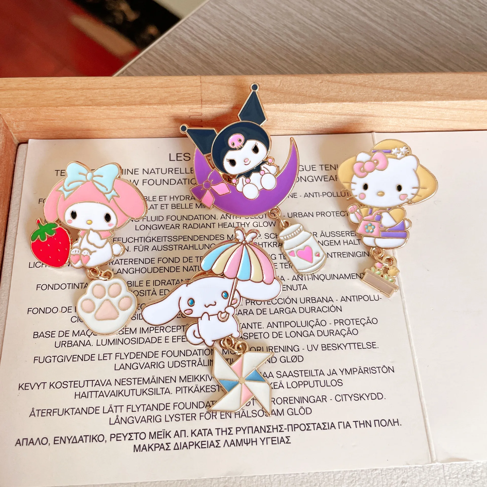 

Новая мультяшная брошь Sanrio Miniso, милый нефритовый гей, собака Куроми, металлический значок, мужская и женская студенческая сумка, упаковочные аксессуары