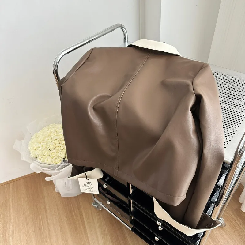 ファッションカラーコントラスト女性ショート Pu レザージャケット春秋ターンダウン襟シングルブレストコート女性のシックなアウター