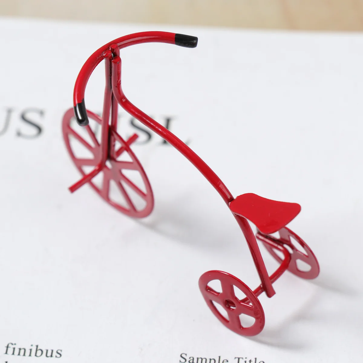 

1/12 Mini Housue Adornment Tricycle Model Toy Car Model Mini Furniture Ornament for Home Friends (Red)