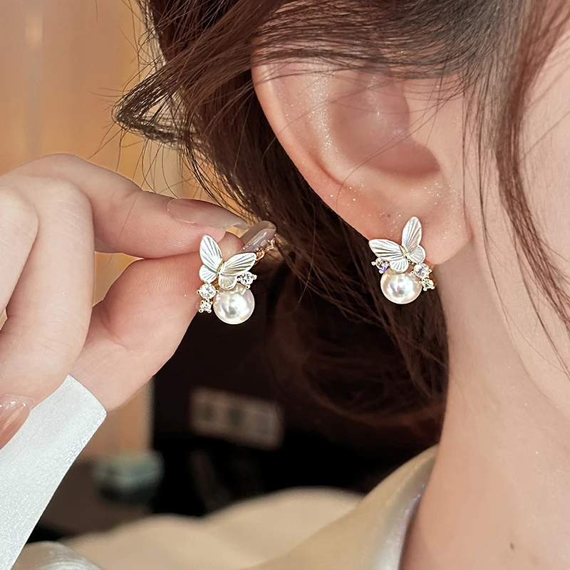 تصميم الشعور الأبيض فراشة مايكرو مطعمة الزركون أقراط اللؤلؤ 2025 مجوهرات جديدة أنيقة وعصرية إكسسوارات الأذن للنساء