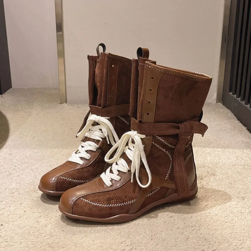 

2025 Новая корейская версия, коричневые ботинки в стиле ретро с круглым носком на шнуровке и средней трубкой, нишевый дизайн