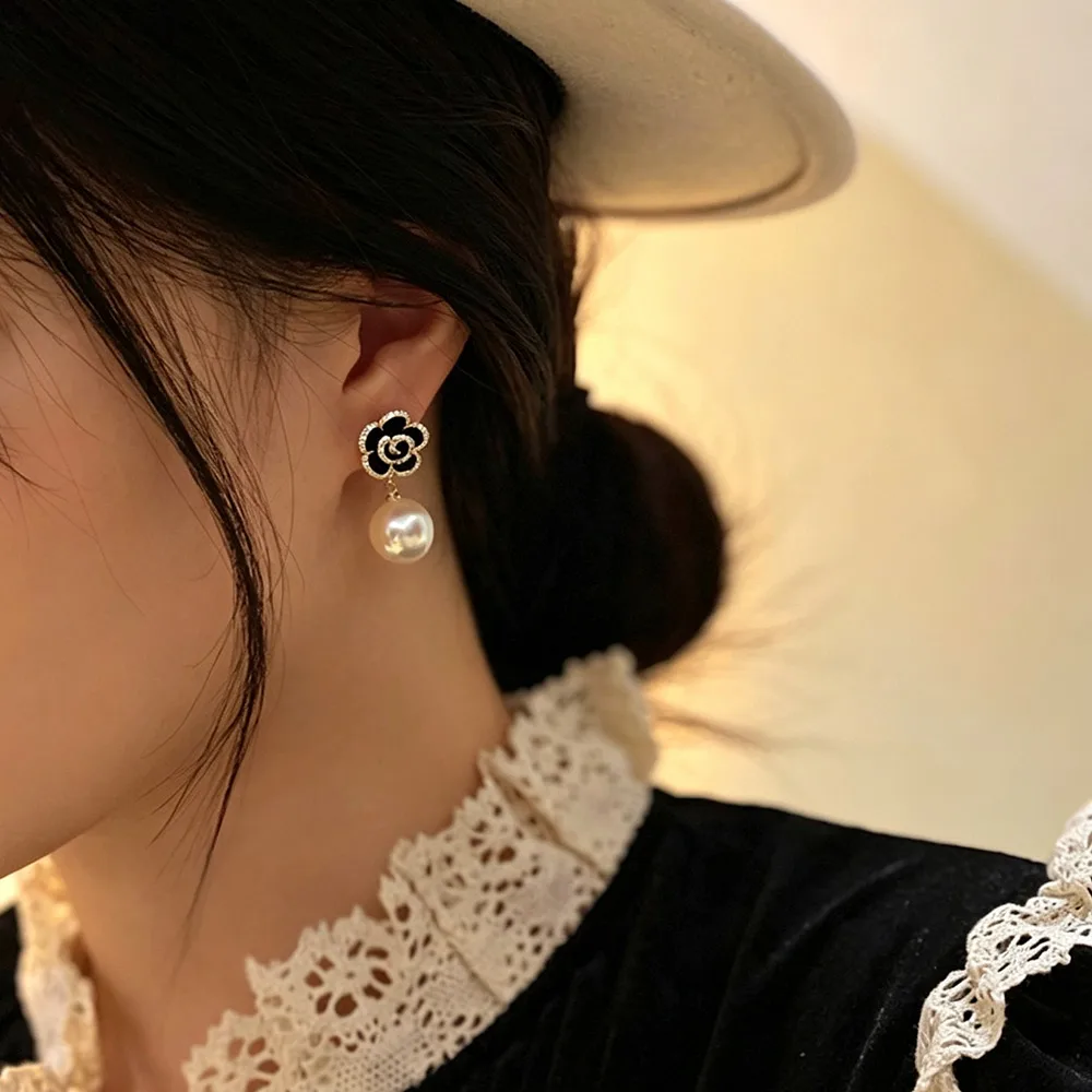 2pcs Rhinestone Black Enamel Camellia Pearl Dangle Stud Earrings Retro Noble Elegant French Luxury Style, Suitable for Daily Work Banquet Vintage Outfits, Ideal Delicate Pearl Jewelry Gift for Birthday Valentine's Day