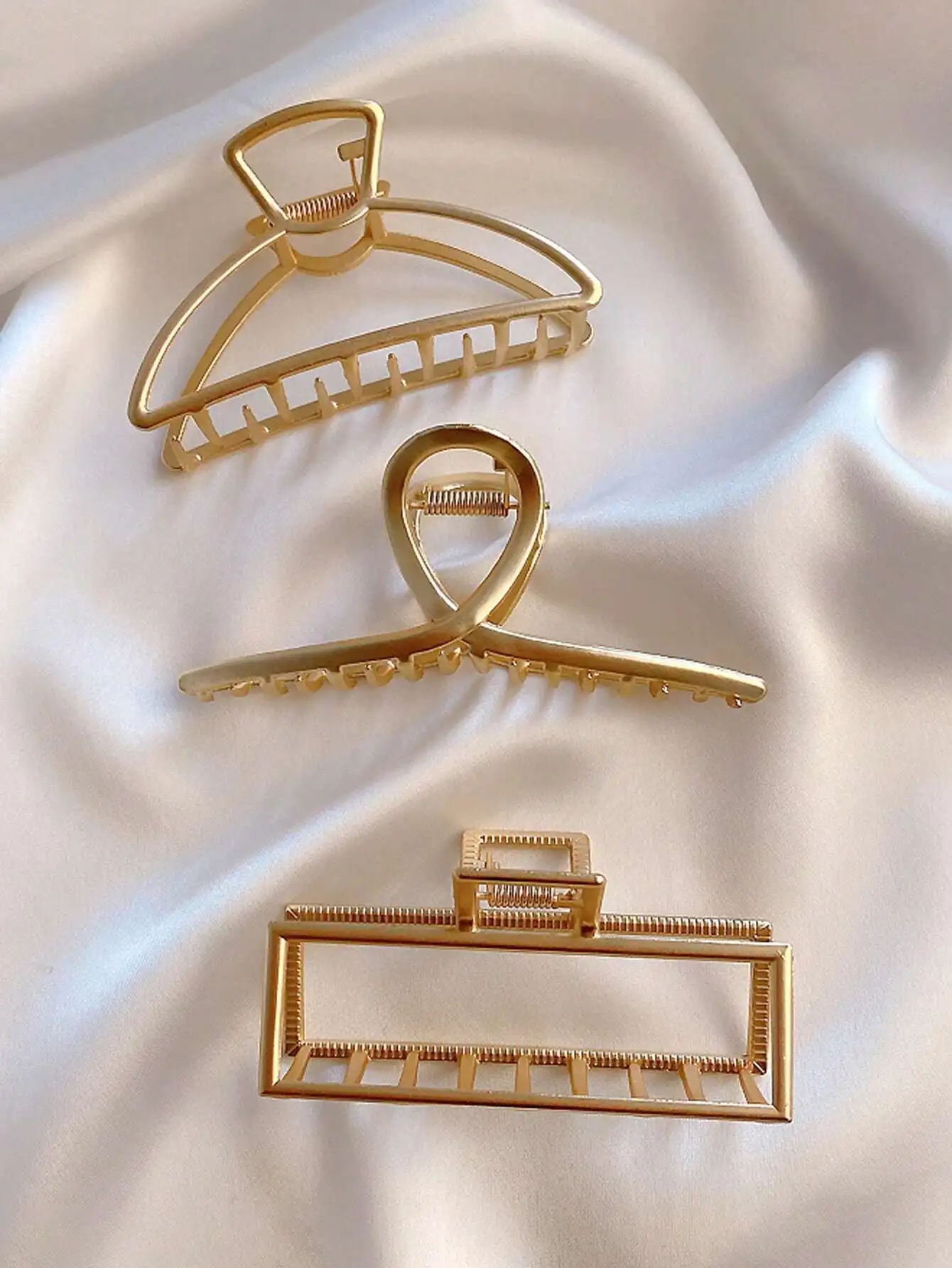 

3pcs Women Fashionable Gold-Toned Metal Hair Claws & Hair Clips In Exquisite Stripe, Half-Moon And Square Shapes, Chic And Versa