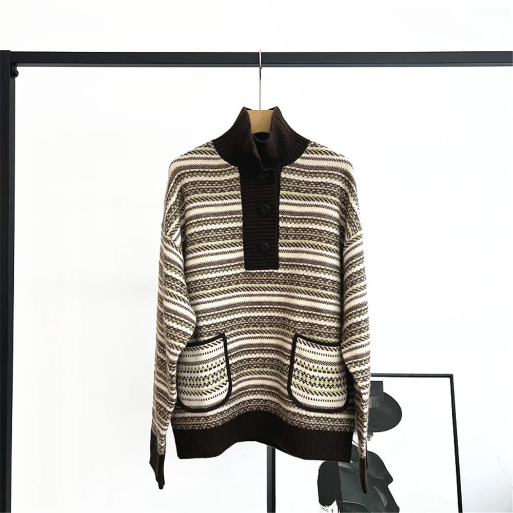 

Новинка осени/зимы 25, женский свободный шерстяной вязаный свитер с воротником-стойкой и пуговицами в полоску с длинными рукавами и карманами