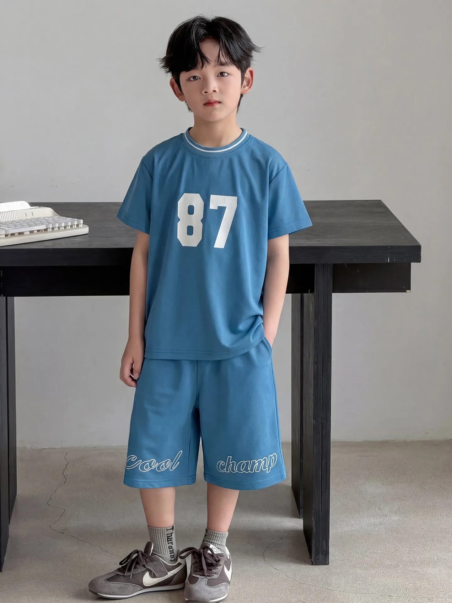 男の子用サマーアウトフィットセット2026新作-薄手スポーティーバスケットボールウェア-キッズ向けクールでおしゃれなカジュアルウェア-男の子と女の子用