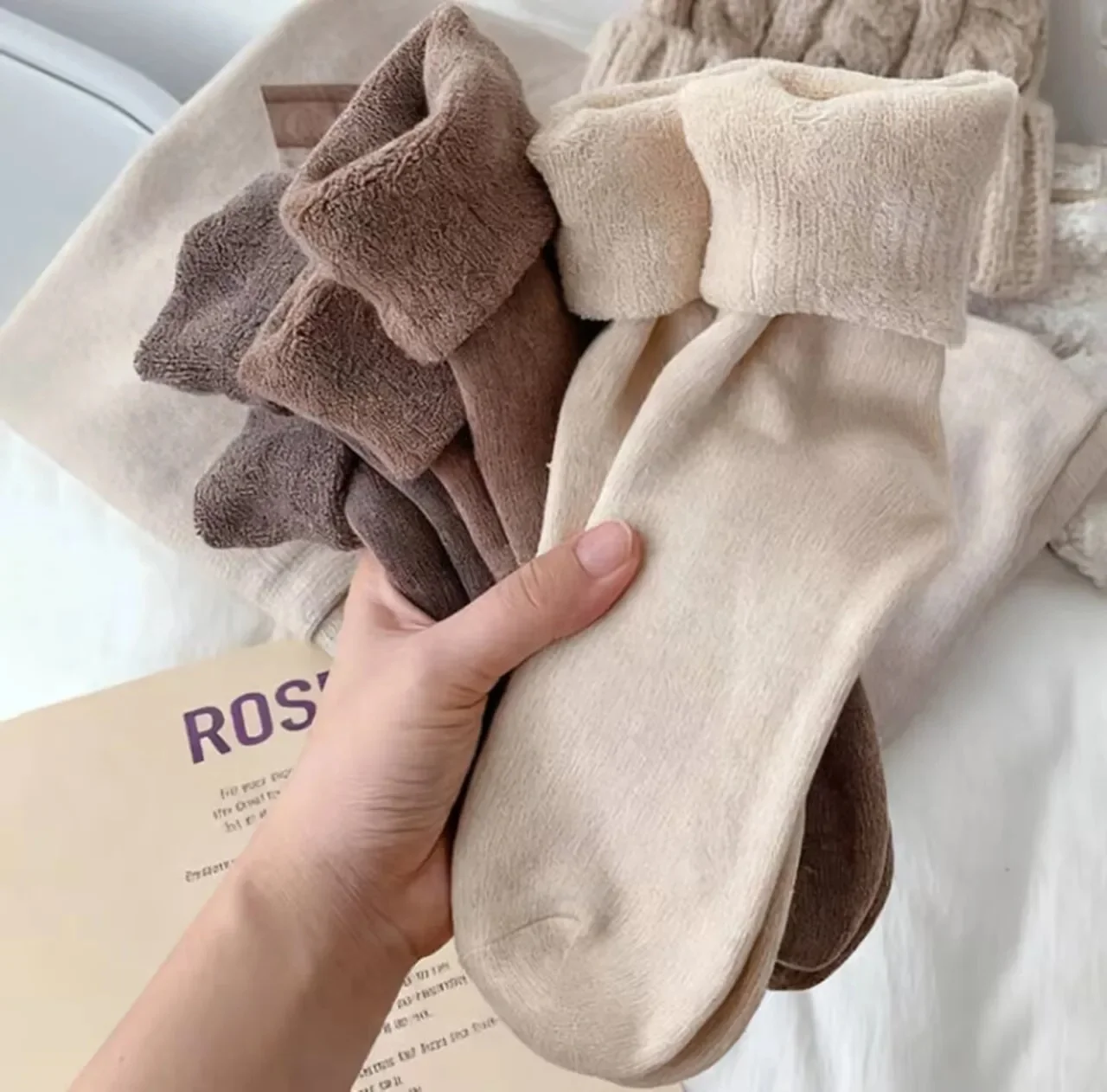 3 Pairs Women's Classic Solid Color Mid Tube Socks Winter Warm and Plush Thick Soft and Comfortable Home Floor Sleeping Socks