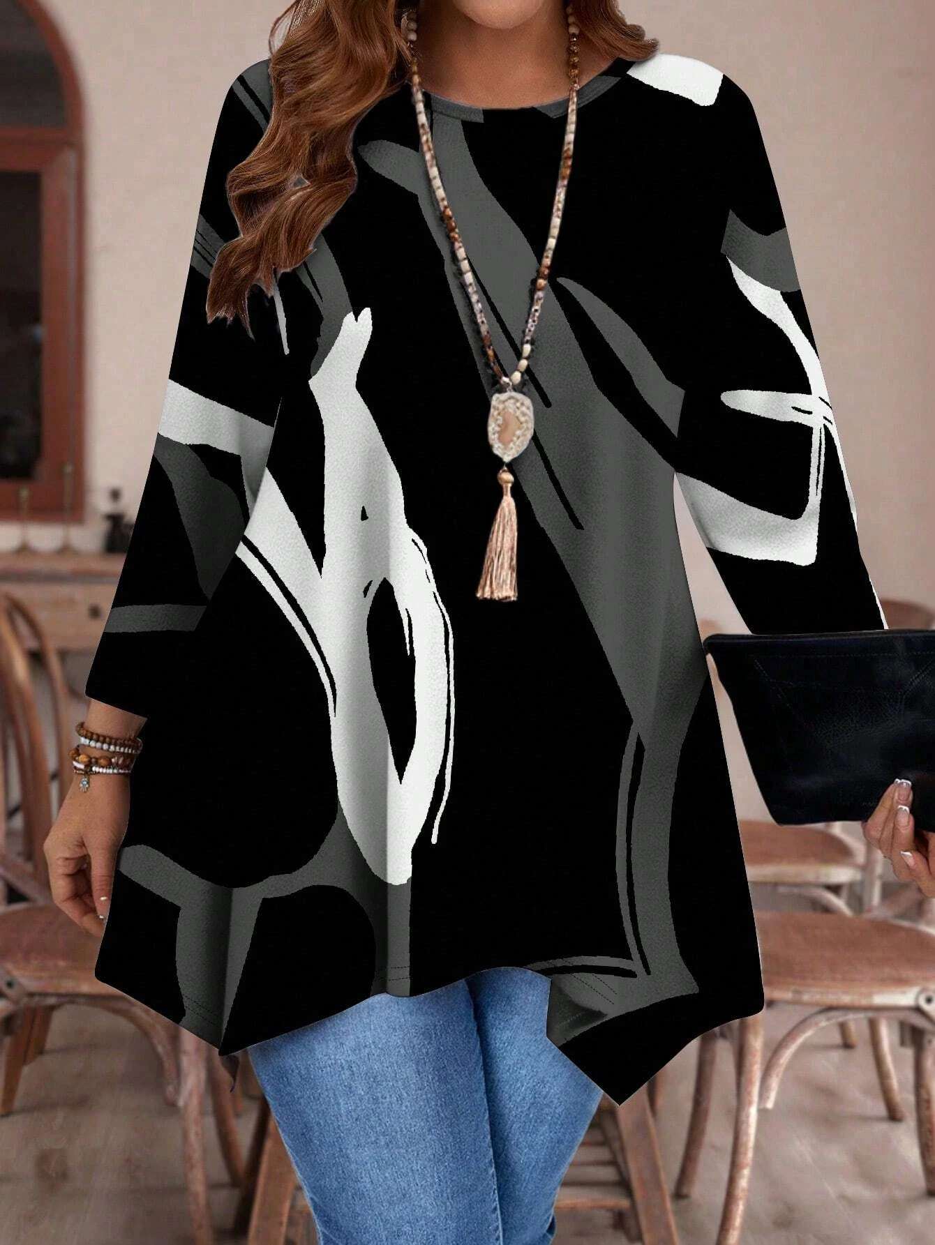 Damska tunika z długim rękawem i abstrakcyjnym nadrukiem w dużych rozmiarach, z asymetrycznym dołem