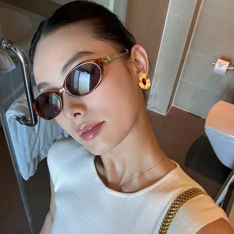 Irregular thread earrings with a fashionable temperament that never fades, enameled ladies' winter ear studs