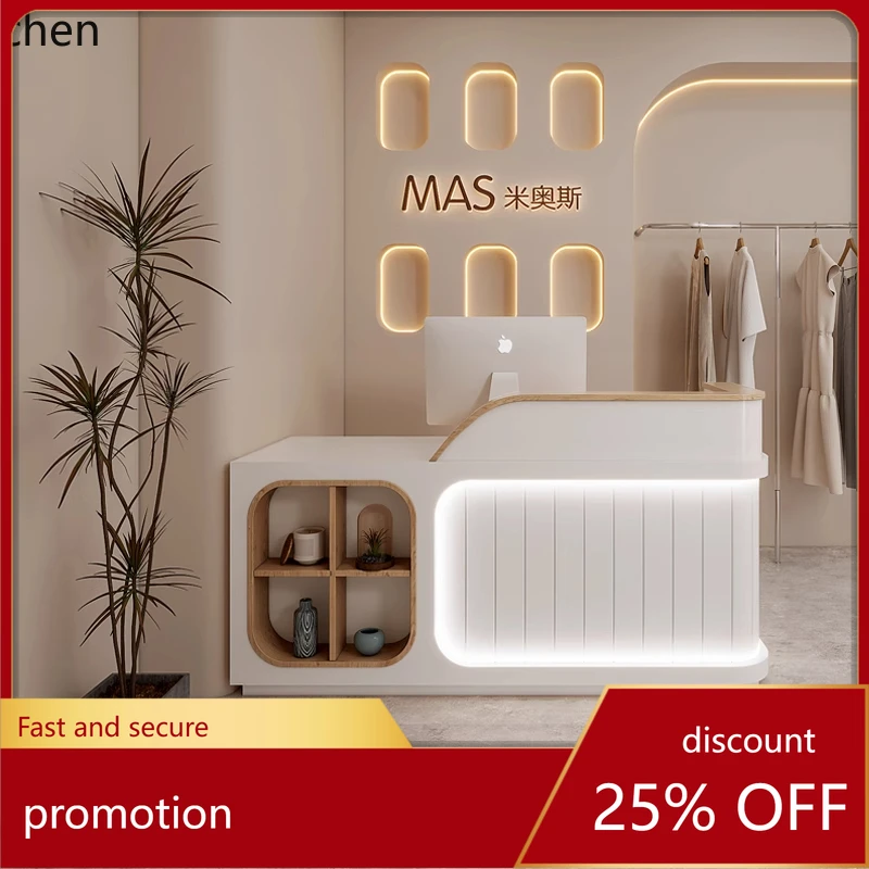 

Магазин женской одежды CZ, салон красоты, парикмахерская, небольшой зоомагазин, касса, стойка ресепшн, стойка администратора