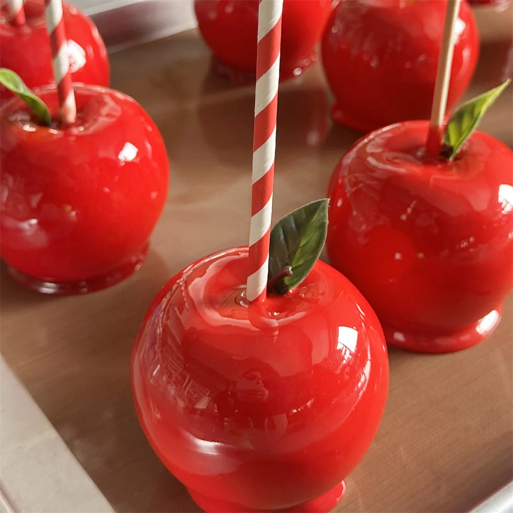 Karamell-Apfel-Süßigkeiten essen süßen, knusprigen Zucker, köstliche Liebesäpfel, bezaubernde gefälschte Lebensmittelmodelle, Heimdekoration, Geschenk-Display, roter Mantel