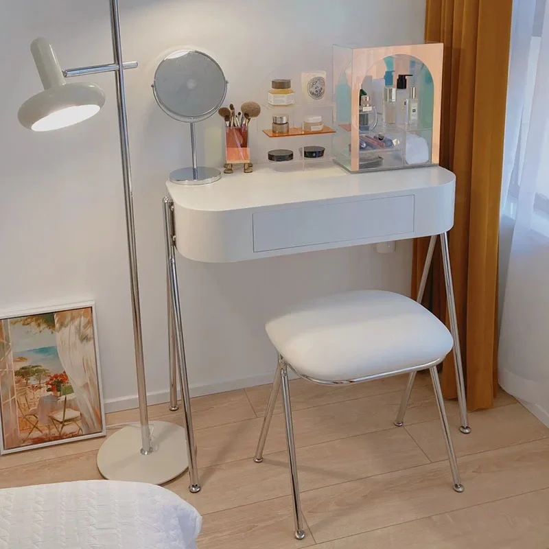 

Cream style makeup, dressing , minimalist modern small internet celebrity makeup , light luxury high-end table,