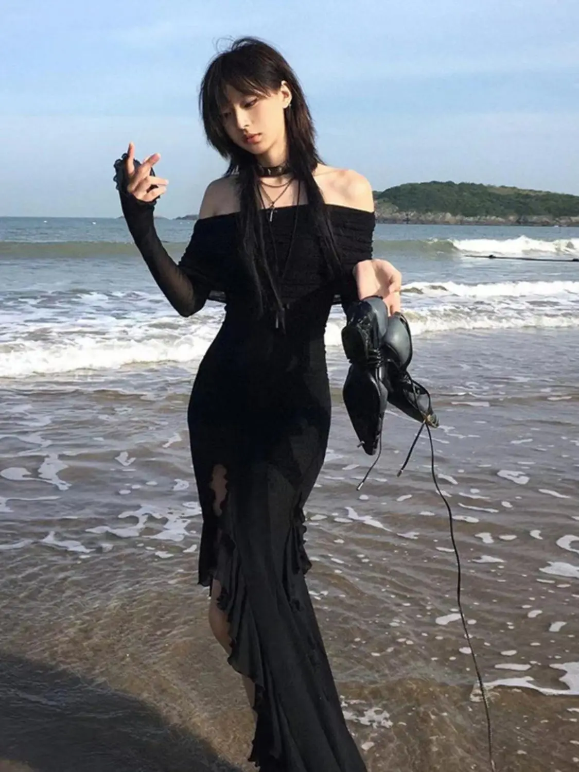 MAGOGO موضة أنيقة الكشكشة الداكنة سبليت فستان طويل القوطية مائل الرقبة كم طويل فساتين ماكسي للنساء 2025 عطلة الشاطئ