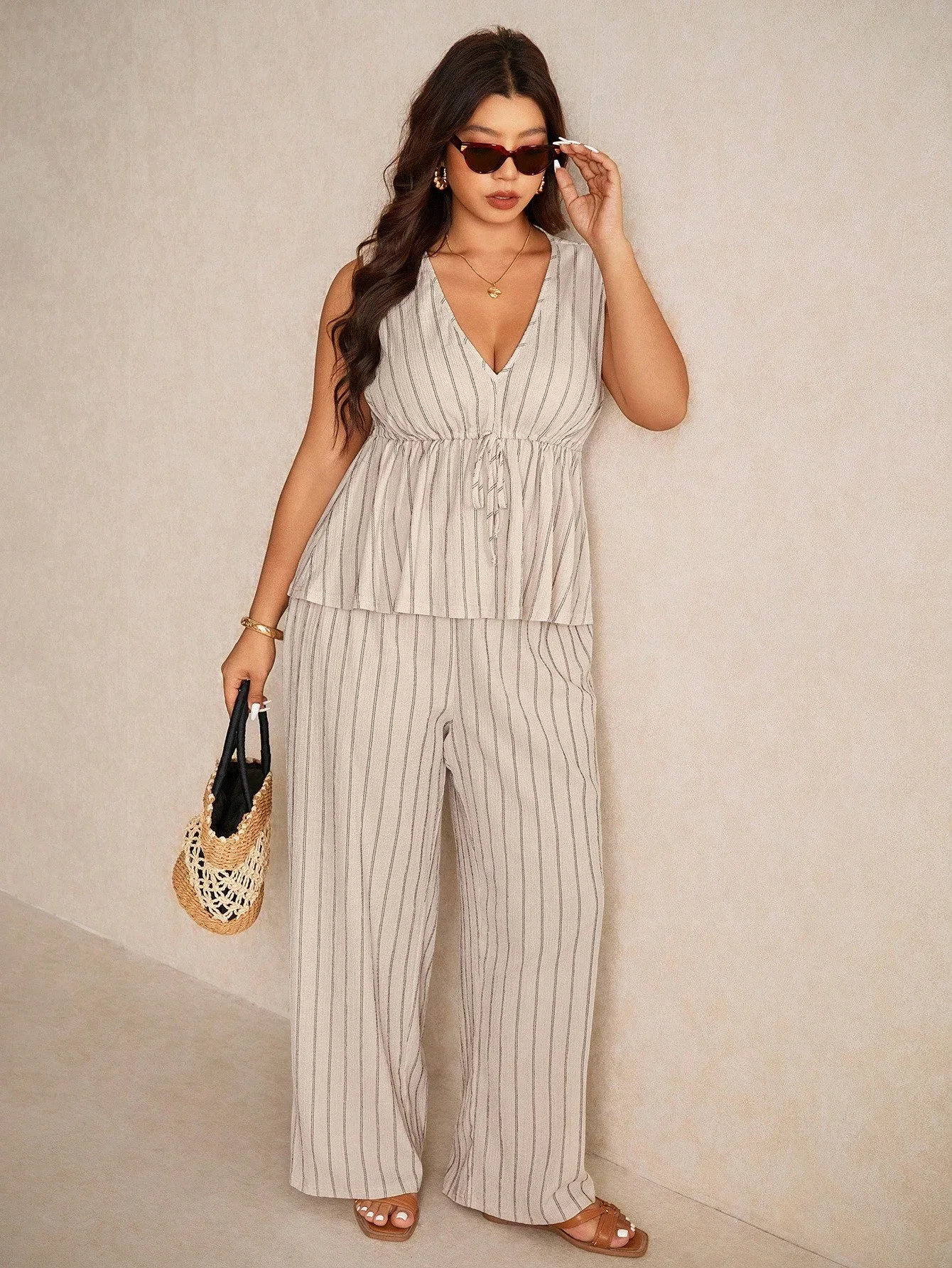 

Комплект из двух предметов: топ без рукавов в полоску и широкие брюки для отдыха, больших размеров