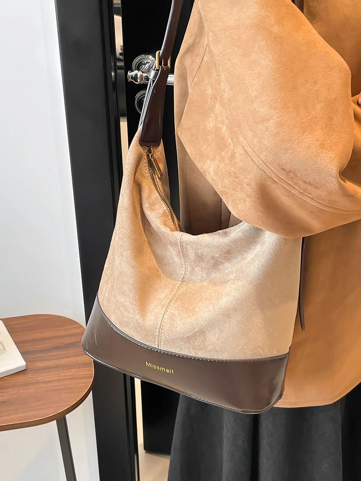 

Retro Suede Crossbody Bag Women's Large Capacity Commuter Single Shoulder Tote Bucket Bag Fashionable Iron Hardware Zipper Cl...