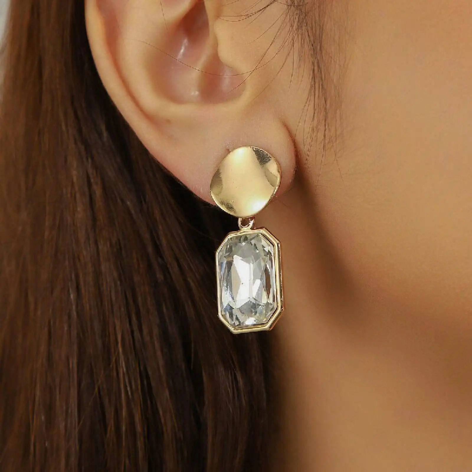 

Серьги в ретро-стиле с крупными геометрическими элементами и стразами в форме сахарных кубиков, модные и элегантные серьги.