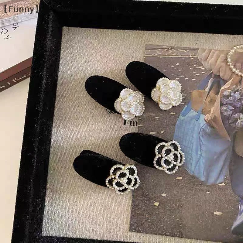 [مضحك]/4 قطعة دبوس شعر كاميليا أسود أبيض لؤلؤة توافدوا مشبك شعر فتاة الجبين الجانب بانج كليب أنيقة الحداد جنازة