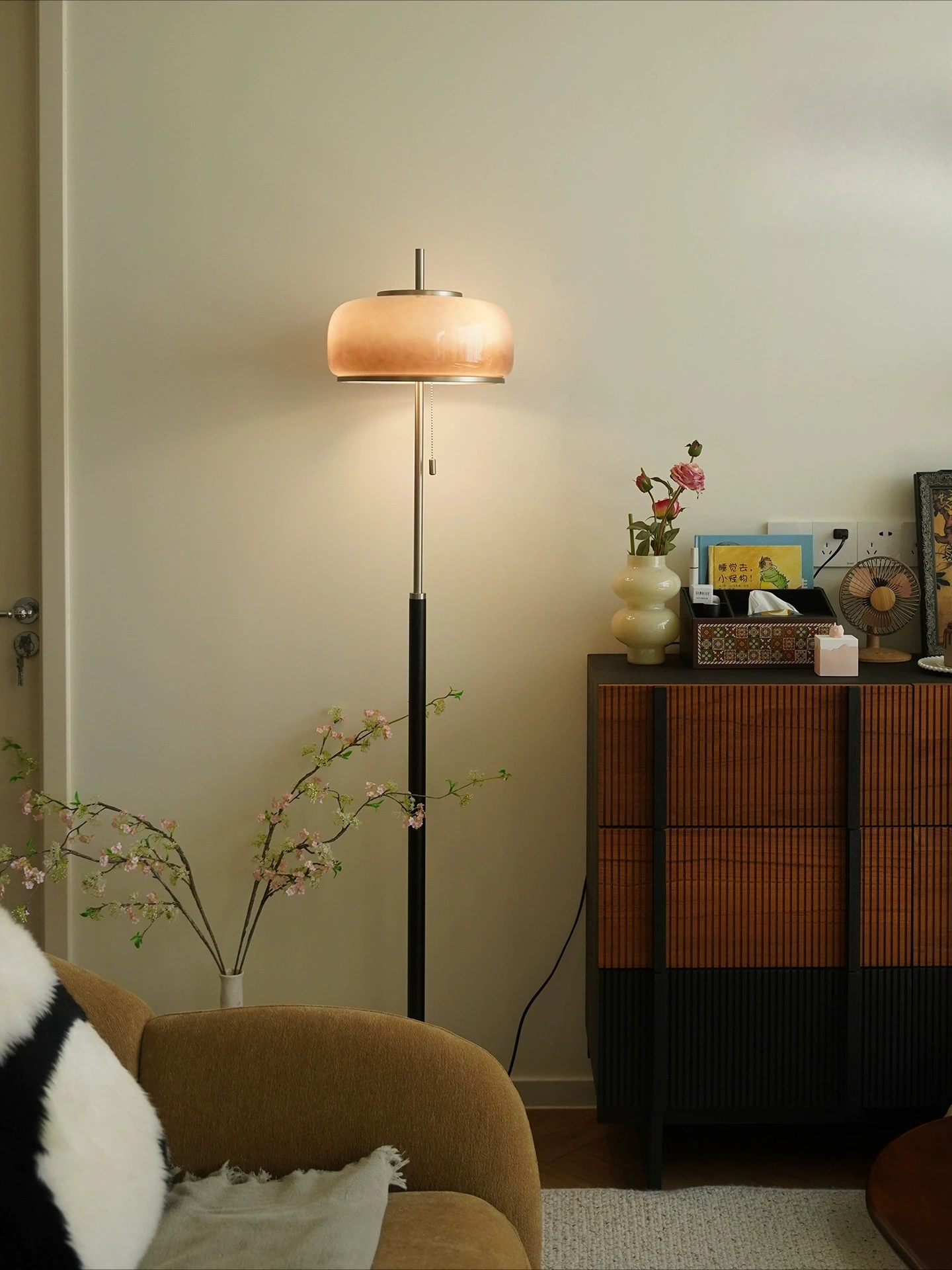 Lámpara de pie, Bauhaus retro al lado del sofá en la sala de estar, dormitorio de alta gama, ambiente de estudio, lámpara de escritorio vertical