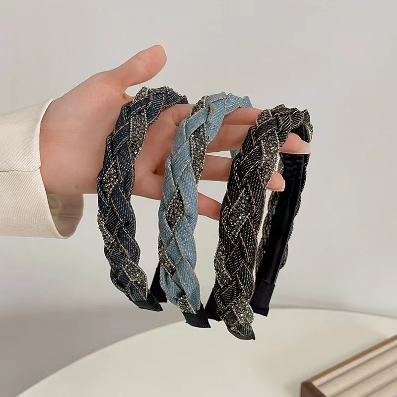 Neu eingetroffen: Elegantes Retro-Luxus-Haarband mit Strass und Zöpfen – Modisches, schlichtes Haarband aus Denim – Detail 6
