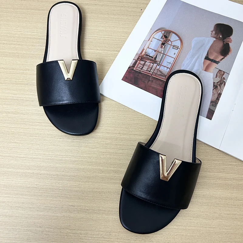 2024 summer new V-shaped metal decoration flat bottomed beach women\'s fashionable slippers