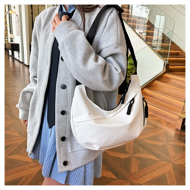 Schlichte und Stilvolle Crossbody Dumpling-Tasche, Leichtgewichtig, Große Kapazität, Umhängetasche, Studenten-Schultertasche, Vielseitige Sporttasche – Detail 19