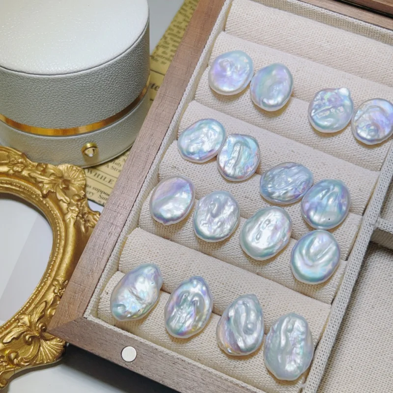 

Женские универсальные серьги из натурального переливающегося жемчуга в форме барокко.