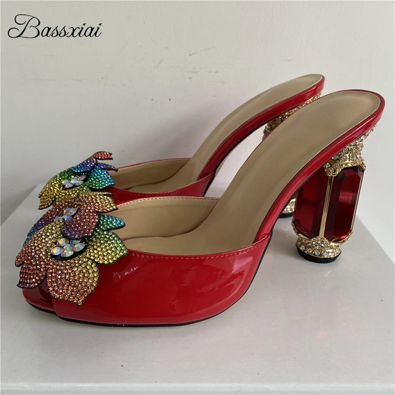 

Женские сандалии с разноцветными украшенными цветами, роскошные летние сабо из лакированной кожи на высоком каблуке с бриллиантами и кристаллами, 2023 г.