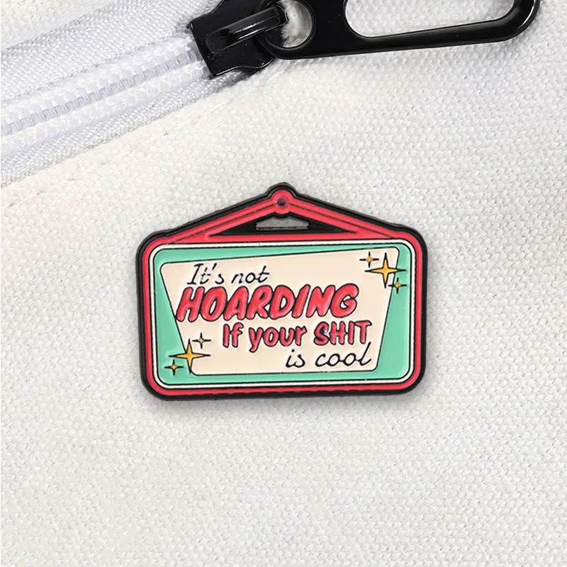 Lustiges Hoarding-Zitat Emaille-Abzeichen: „Es ist kein Hoarding, wenn dein Zeug cool ist“ Retro-Schild-Stil Anstecknadel Metallbrosche Revers-Accessoire Geschenk – Detail 4