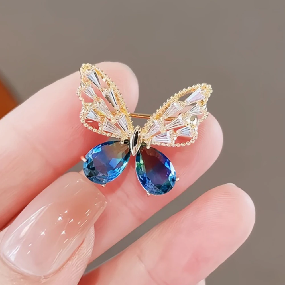 2024 New Butterfly Brooches For Women Blue Crystal Lapel Pins Romantic Party Wedding Clothing Accessories Jewelry