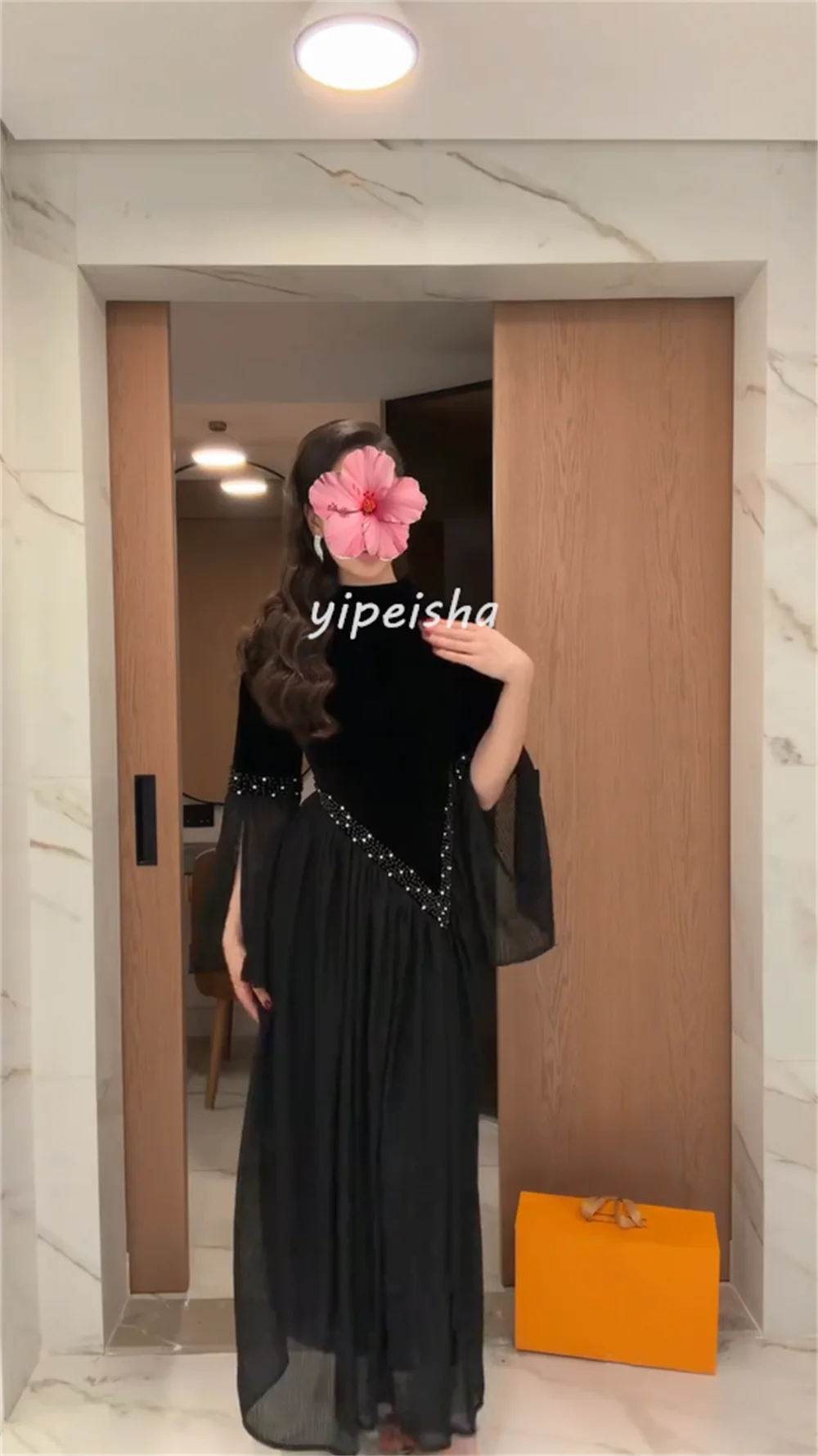 Sukienki midi o kroju litery A z wysokim kołnierzem, z szyfonu, z plisami, drapowaniem, zdobione perłami i kryształkami, wysokiej jakości, szyte na miarę.