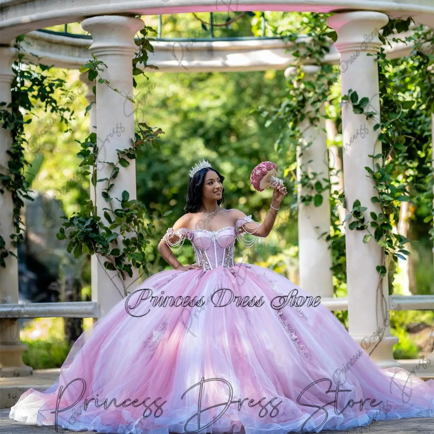 ชุดเดรสงาน Quinceanera สุดหรู ประดับดอกไม้ ผีเสื้อ คริสตัล ลูกปัด เลื่อม ชุดเดรสงาน Sweet 16 ทรงบอลกาวน์  สามารถสั่งตัดได้