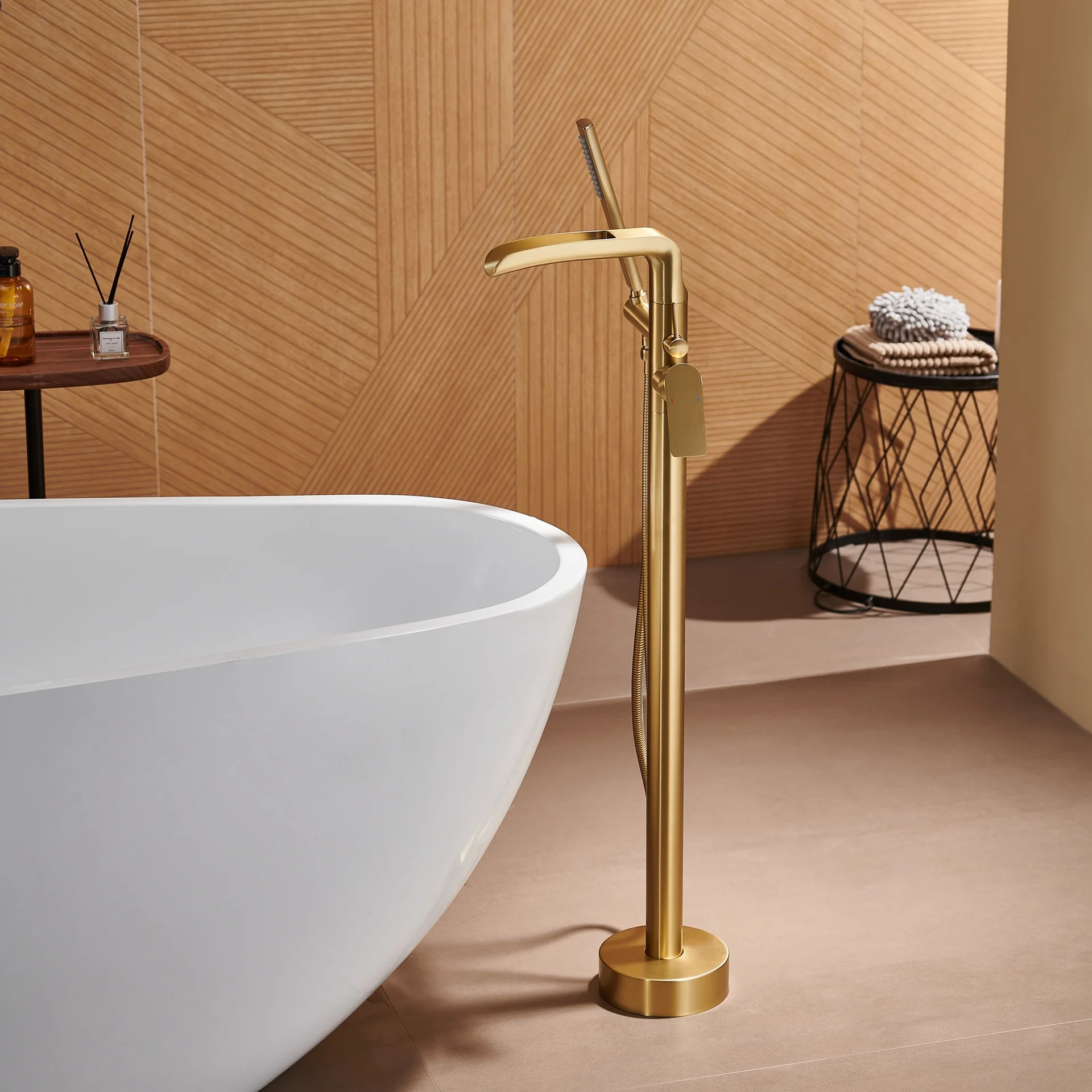 

Copper hot and cold bathtub faucet, bathroom floor standing column faucet, with options for exposed and concealed installation