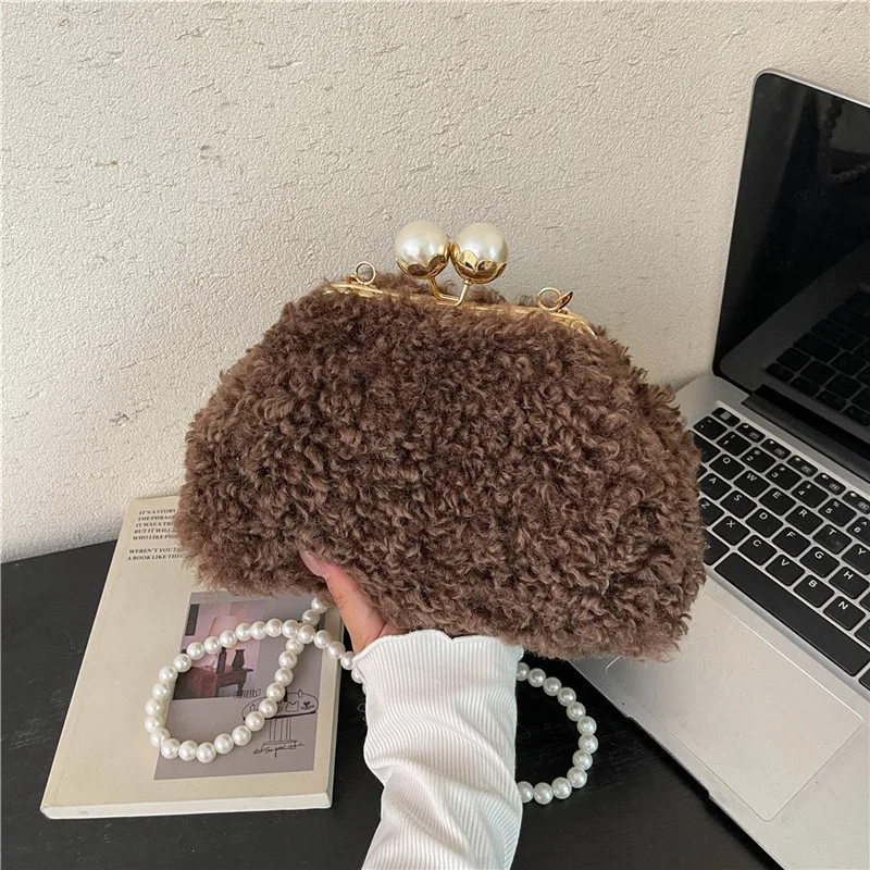 Winter New Faux Fur Handbag Fashion Pearl Chain Shoulder Crossbody Bag Niche Design Clip on Shell Bag Women Plush Collection Bag