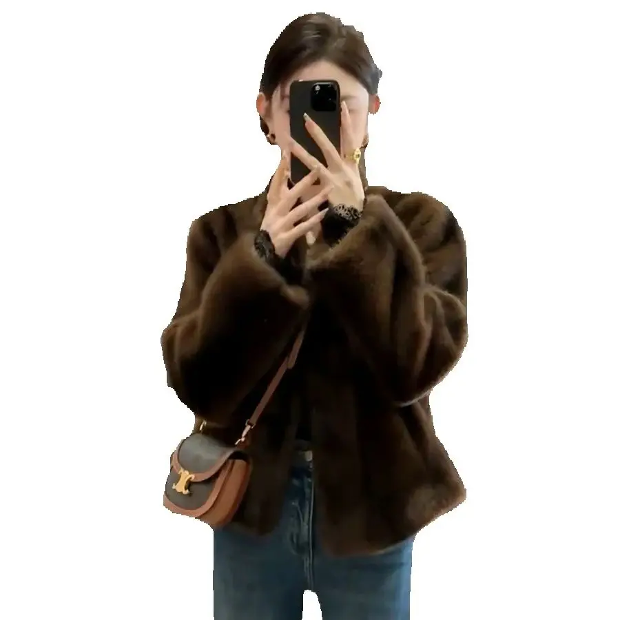 Un nuovo cappotto di pelliccia ecologico all-in-one caldo, elegante e di fascia alta che imita la pelliccia di visone