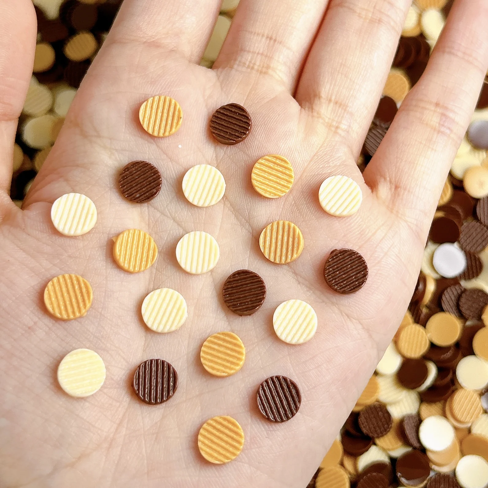 30 SZT. Świecące w Trzech Kolorach Chipsy Ziemniaczane Ciasteczka Ozdoby do Paznokci Kreatywne Symulowane Ciasteczka Żywiczne Zawieszki do Paznokci DIY