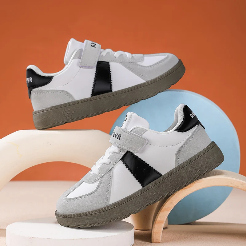 

Пара детских всесезонных спортивных туфель с кожаным верхом и широким профилем, универсальная повседневная обувь в стиле кампусной моды, размеры 31-37, QL-2893