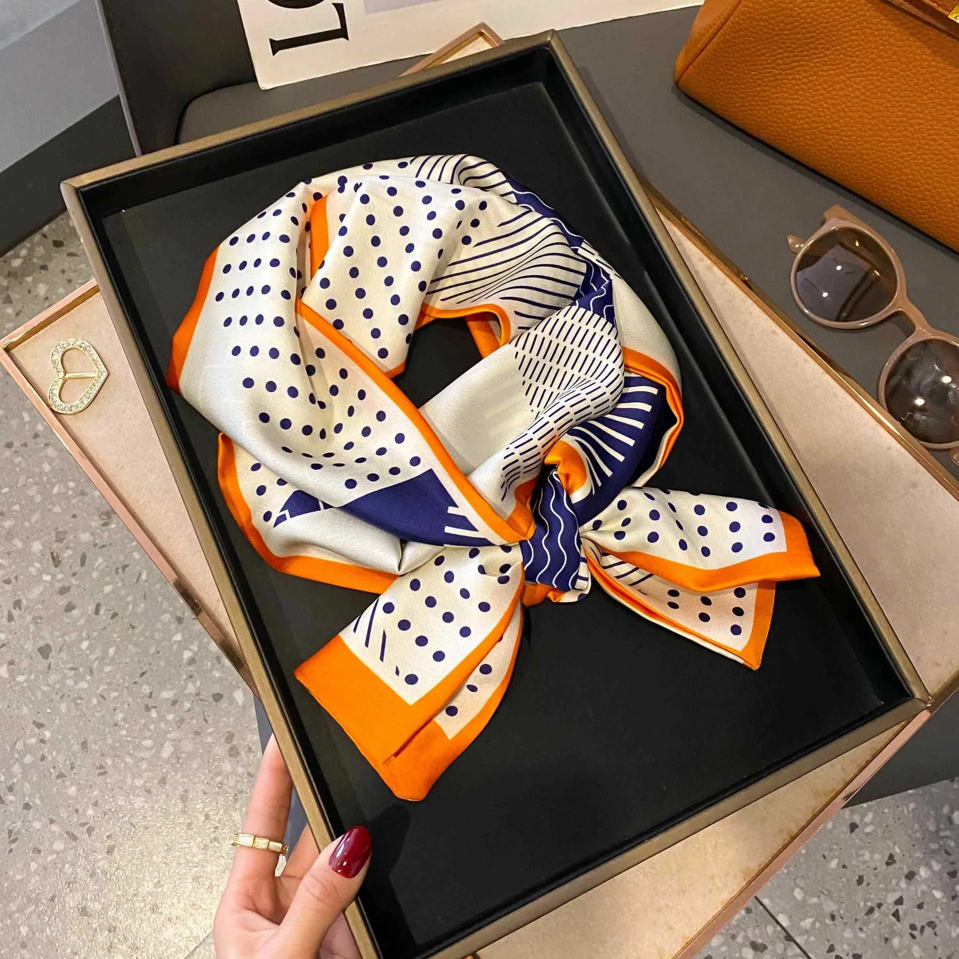 Lenço Fino Estampado Elegante - Luxury Bags Duffle avaliação e preço