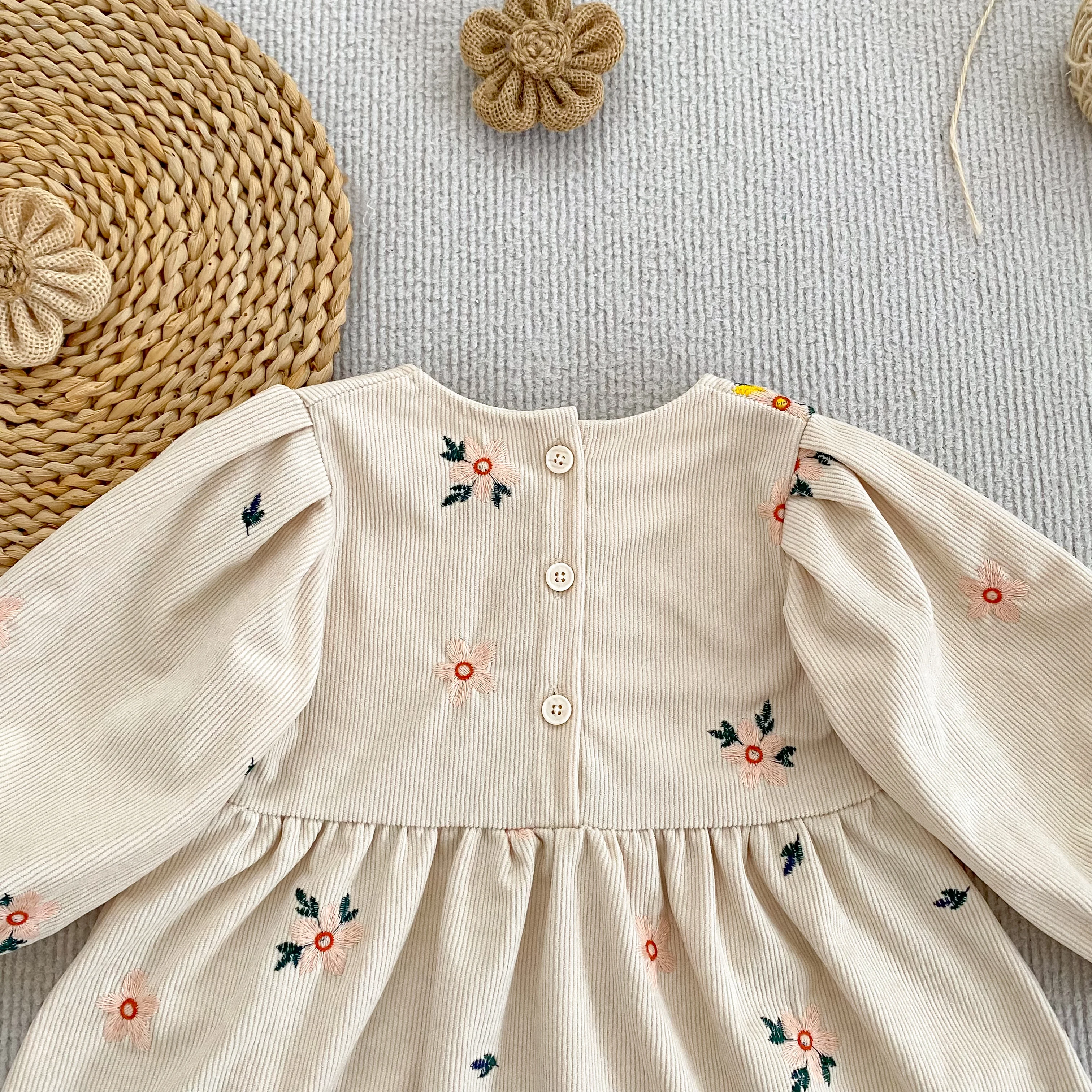 2026 Neues Herbst-Winter-Kleid für Mädchen 2-6 Jahre, Cordkleid mit Blumenstickerei, Langen Puffärmeln und Rundhalsausschnitt, A-Linien-Kleid – Detail 8